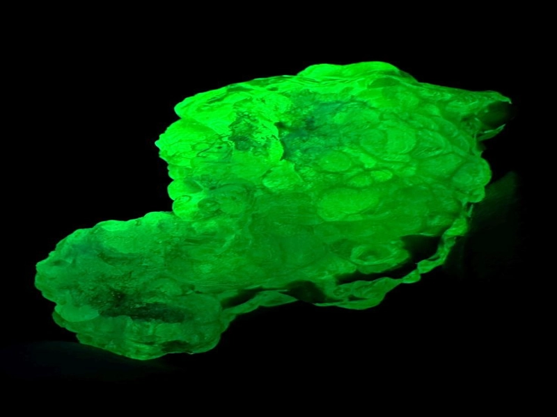 شناسایی سنگ قیمتی اوپال با چراغ قوه UV